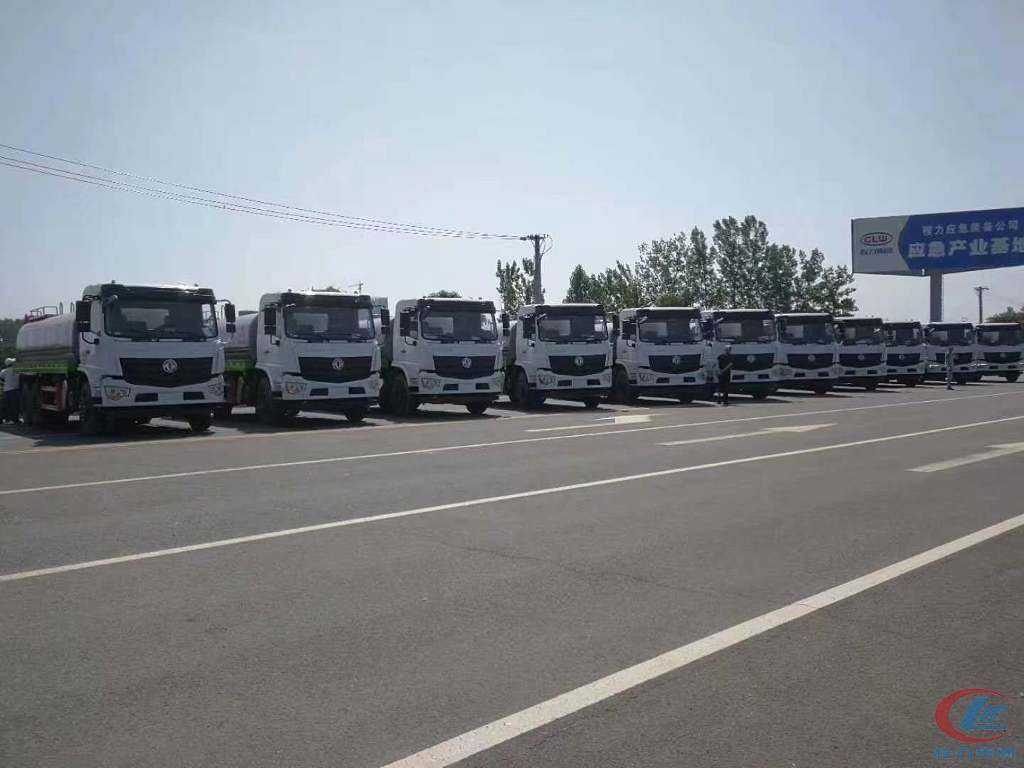 老牌国际利来[中国区]·利来国际老牌
国六东风D3L后双桥抑尘洒水车十台齐发