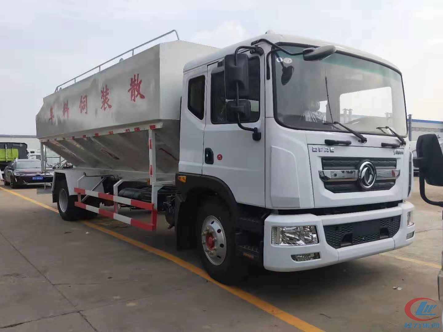利来老牌国际官网东风多利卡D9散装饲料运输车高清图