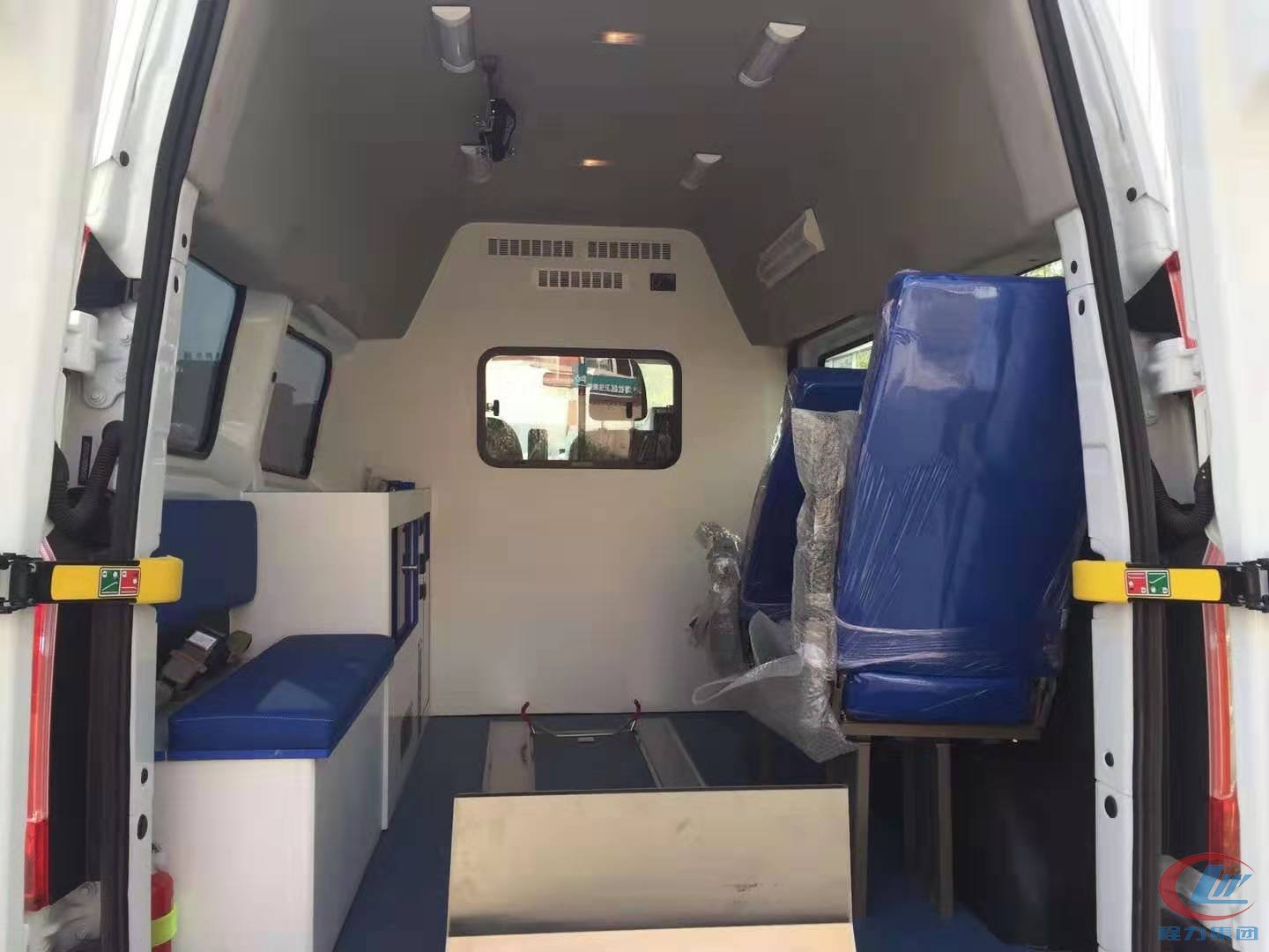 利来老牌国际官网福特v362短轴中顶转运型救护车