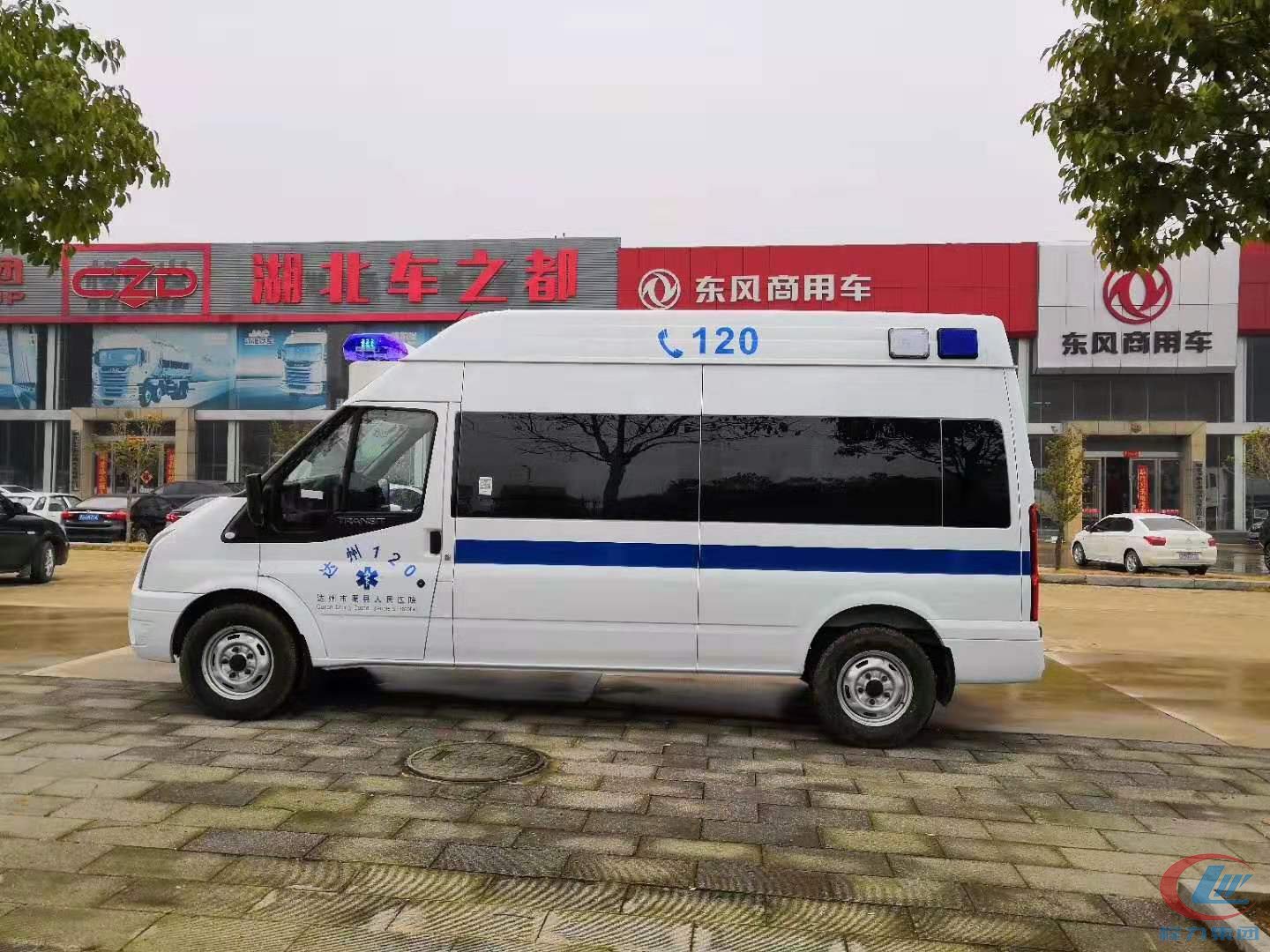 湖北利来老牌国际官网福特V348高顶监护型救护车侧面图