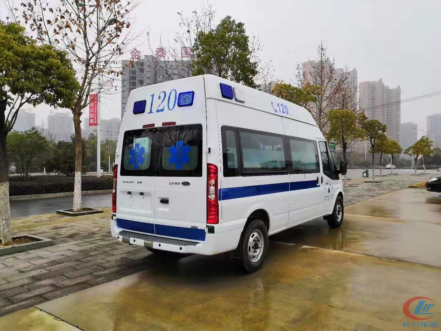 湖北利来老牌国际官网福特V348高顶监护型救护车侧面图