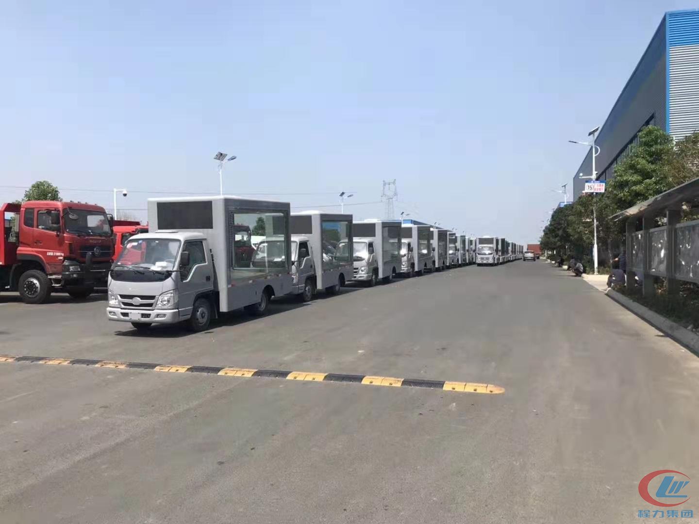 利来老牌国际官网专汽广告车出口非洲国家