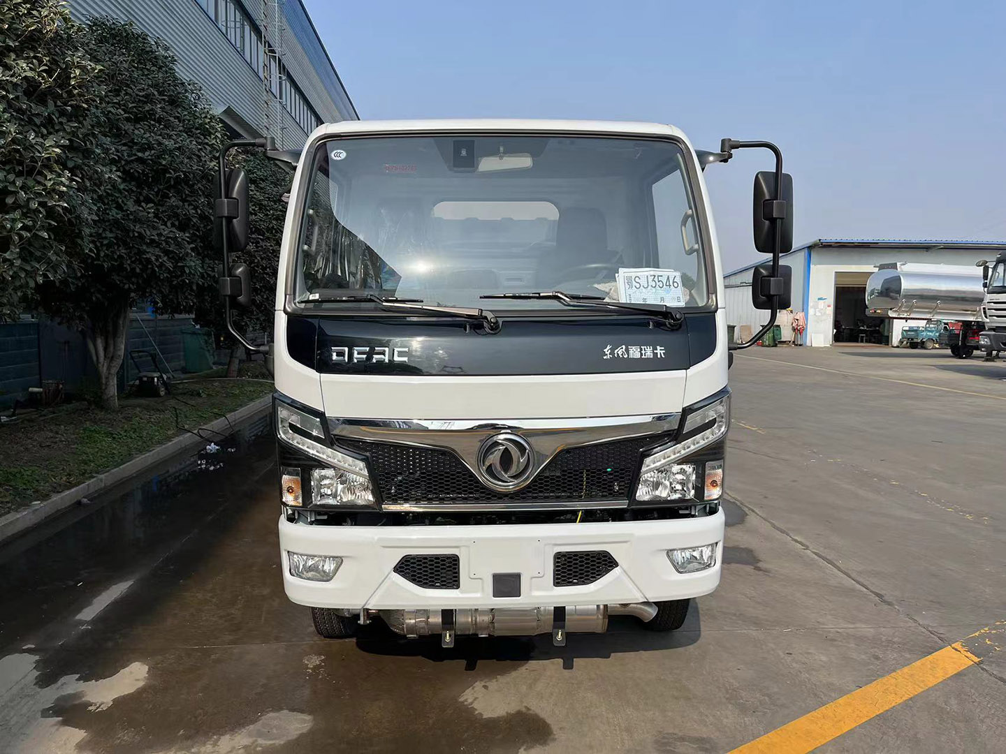 国六利来老牌国际官网牌东风小福瑞卡/多利卡5方加油车