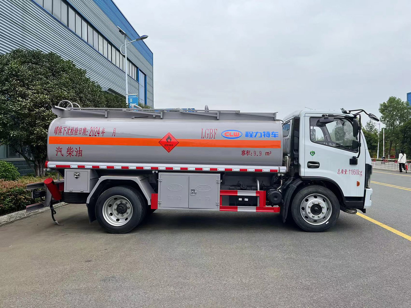 老牌国际利来[中国区]·利来国际老牌
国六东风10立方油罐车/加油车