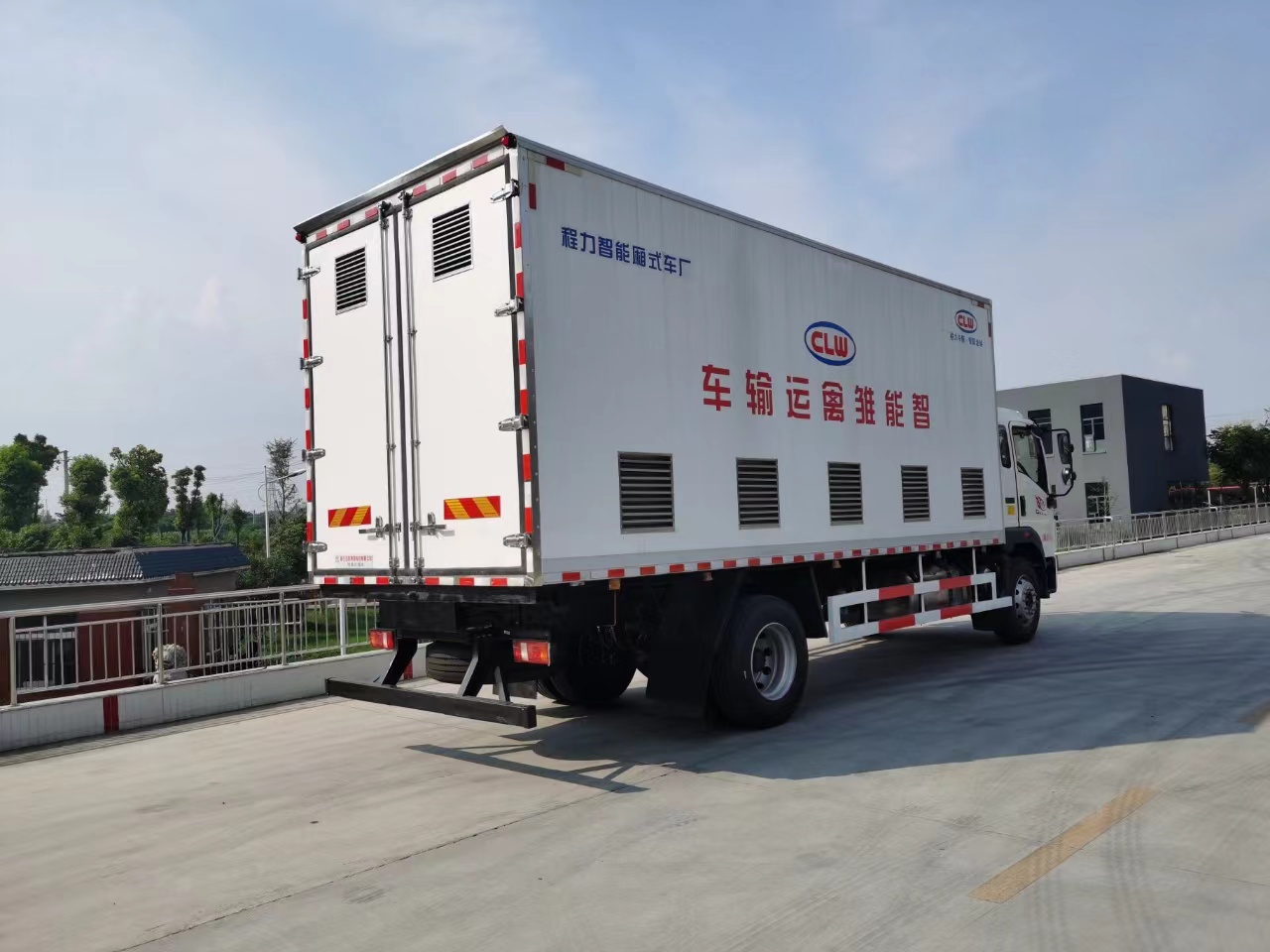 利来老牌国际官网牌国六重汽豪沃智能恒温畜禽运输车
