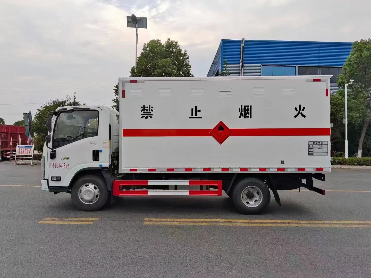 老牌国际利来[中国区]·利来国际老牌
专用车系列五十铃爆破器材运输车