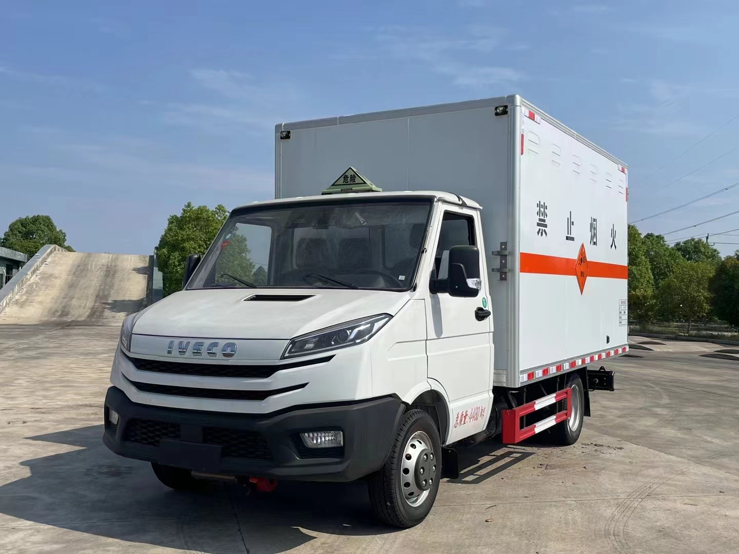 利来老牌国际官网专用车系列依维柯爆破器材运输车